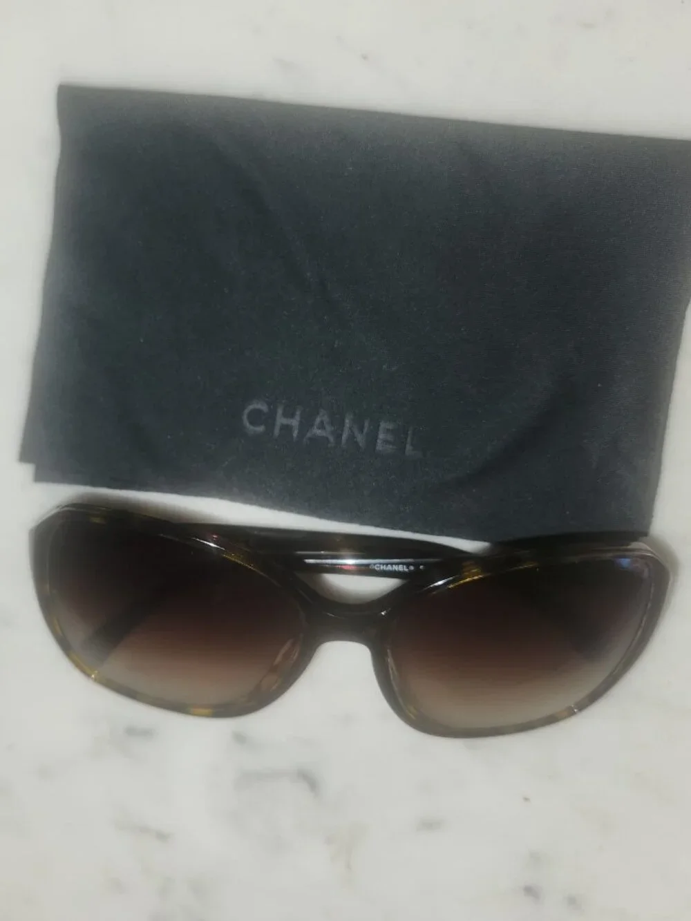 Chanel Tortoise shell Women’s Sunglasses Gold CC Logo w Chanel Case & Dust cloth